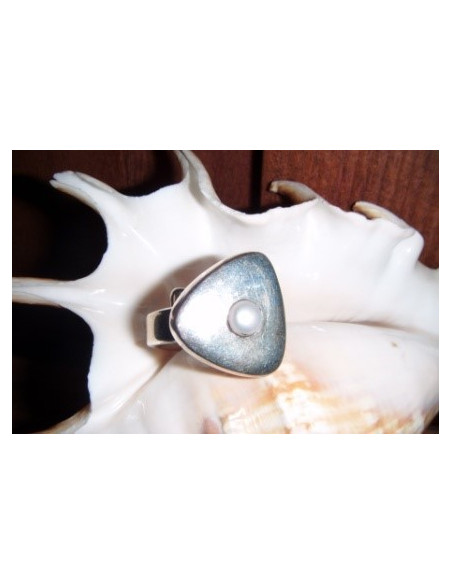 Anillo de plata ANILLO EN PLATA Y PERLA CENTRAL:TALLA:8.5