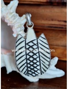 Colgante de plata y CARVED BONE